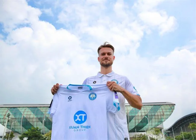 Game thủ eSports đang thi đấu trên máy tính, thể hiện cá cược eSports tại 777king99 uy tín