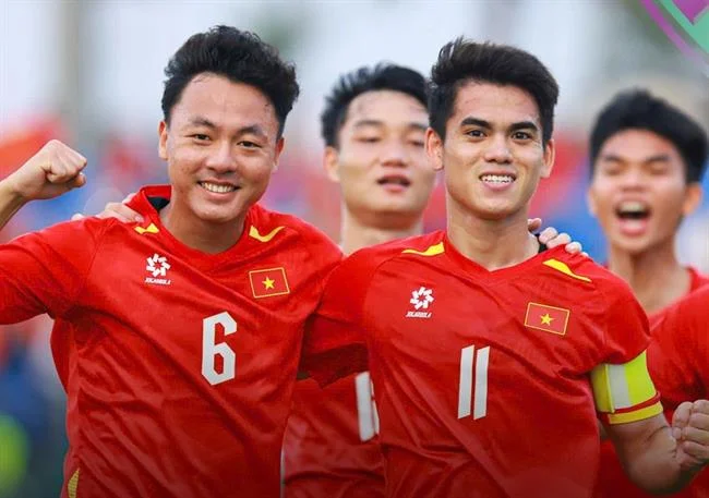Đồng xu xếp chồng lên nhau và biểu tượng hoàn tiền, thể hiện chương trình hoàn trả hàng tuần tại 777king99 uy tín